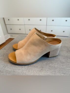 Korks Beige Open-Toe Block Heel Mules